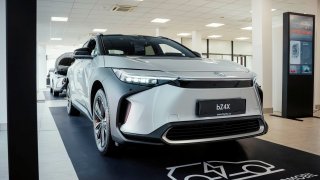 První elektromobil od Toyoty se poprvé ukázal v Česku. Model bz4X bude k vidění po celé republice