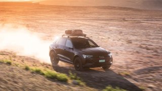 Audi představilo dakarský speciál na silnice. Stojí 3 miliony korun, pohání ho elektřina a půjde koupit v Česku