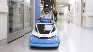 Honda postavila miniaturní elektromobil pro malé pacienty, aby mohli jezdit po nemocnici