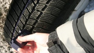 Pozor na sjeté pneumatiky. Hrozí za ně vysoká pokuta, zákaz řízení i problémy s pojišťovnou