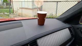Kelímek s kávou na palubní desce zabrání odtahu špatně stojícího vozidla. Nesmysl, říká policie
