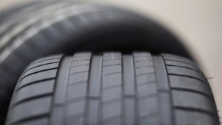 Boříme řidičské mýty: Na těžkých elektromobilech se více opotřebovávají pneumatiky. Je to naopak
