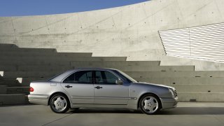 Mercedes-Benz E 50 AMG má přes dvacet let, parádu 