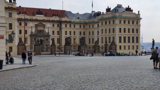 Formule 1 stáje Red Bull v Praze u Pražského hradu
