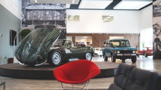 Stovky klasických Jaguarů a Land Roverů v obřím ce