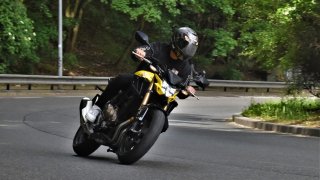 Honda CB500F je ideální motorka pro začátečníky. Nekouše a naučí je nebát se zatáček