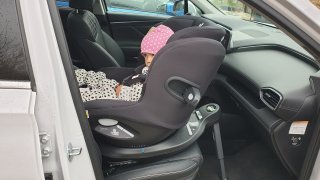 Dětské sedačky na pásy nejsou méně bezpečné než Isofix. Dva řidiči ze tří je však upevňují chybně
