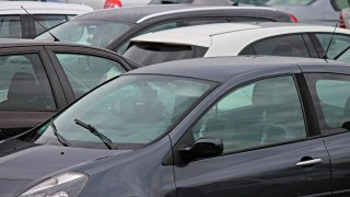 Ceny většiny nejprodávanějších nových aut v Česku oficiálně vzrostly. Reálně se prodávají levněji