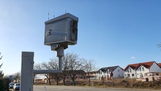 Malé město u Prahy provozuje 66 rychlostních kamer. Od řidičů každoročně vybere miliony