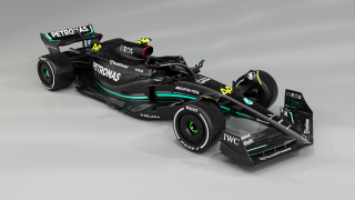 Novým monopostům formule 1 dominuje černá barva, protože dokáže auto zrychlit. Nejde totiž o lak