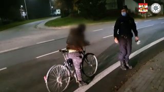 Totálně nadraný cyklista se při kontrole skácel policistům k nohám