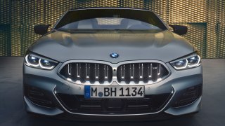 BMW 8 dostalo v půlce života svítící masku chladiče. Displej v kabině se zvětšil o 0,05 palce