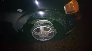 Video: Z pneumatiky nic nezbylo, po ráfku chtěl jet ještě sedm kilometrů. Skončí bez řidičáku