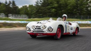 Retro: Za volantem Škodovky, která v roce 1950 závodila v Le Mans, se řidič opravdu nenudí
