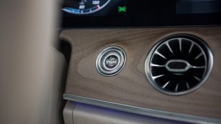Mercedes-Benz E300 Coupe interiér 14