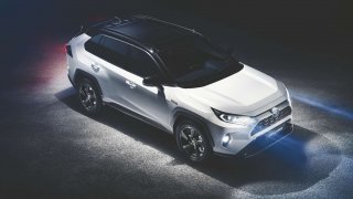 Nové pohonné jednotky, zdokonalený pohon všech kol. Představila se pátá generace vozu Toyota RAV4.