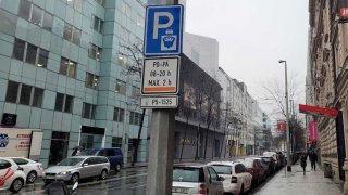Ekologické značky nejsou při parkování v Praze všemocné. Na jedné zóně jsou majitelům k ničemu