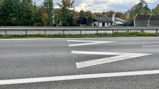 Na českých dálnicích se objevilo zcela nové značení. Jeho smysl vysvětlil přímo ministr dopravy