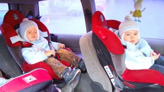 Dítě v zimní bundě do autosedačky nepatří! Při nehodě může vypadnout