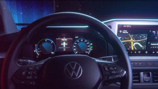 Volkswagen odhalil interiér nového Transporteru. Vévodí mu dva displeje, bude mít i zásuvku na 230 V