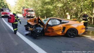 Soud uzavřel nehodu mustangu. Řidič jel těsně před srážkou skoro 160 km/h, dostal tři roky natvrdo