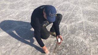 Ochutnávání soli na solné pláni