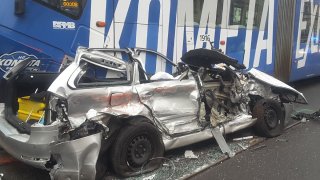 Řidič se při bizarní nehodě zapasoval mezi dvě tramvaje. Z auta zbyl jen šrot