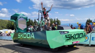 Diváky na Tour de France lákají čím dál víc bizarní auta než slavní cyklisté