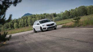 Nová Škoda Octavia RS 245 v pohybu. 2