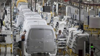 Skupina PSA navyšuje výrobu lehkých užitkových vozidel a v továrně v Mangualde zavádí třísměnný provoz