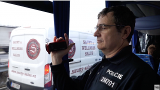 Už i čeští policisté špehují řidiče z neoznačených autobusů