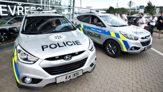 Stovky policejních aut dodá Hyundai. Škoda se brání