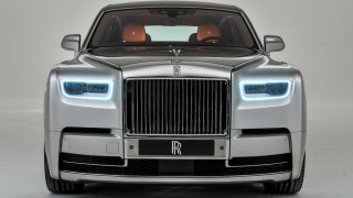 Svět bohatých je na nohou. Dorazil nový Rolls-Royce Phantom, nejtišší auto světa