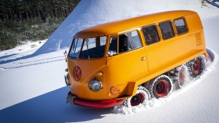 Volkswagen Bus dostal před 60 lety osm kol a pásy. Dodnes je nejen na sněhu k nezastavení
