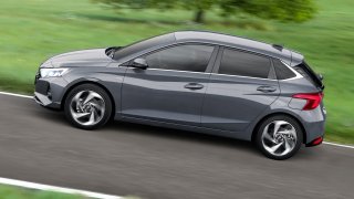 Nový Hyundai i20 zůstává s cenou od 279 990 Kč mezi nejlevnějšími. Základní verze je ale holátko