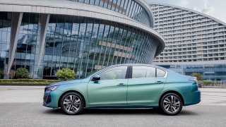 Peugeot nabízí sedan pro obyčejné lidi bez elektřiny pod kapotou. Stojí 400 tisíc korun