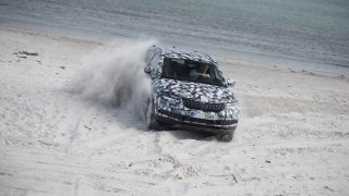 Maskovaná Škoda Karoq trénovala i na písčité pláži