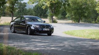 BMW 530i se akce navzdory pohodlné nátuře nebojí.