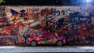 Škoda Scala s unikátní kamufláží u Lennonovy zdi