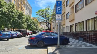 Parkovat na modrých zónách v Praze je možné úplně zdarma. Stačí mít doma postaršího seniora