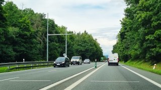 Na mezinárodní silnici u Benešova vyrostly nové kamery. Zatím nefungují, brzy ale změří i motorkáře