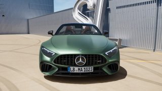 Více než 800 koní, enormní zrychlení a spotřeba 7,7 l/100 km: Mercedes ukázal nejrychlejší SL