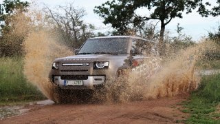 První dojmy z nového Land Roveru Defender: Britsko-slovenský král offroadů zlepšil jízdu na silnici