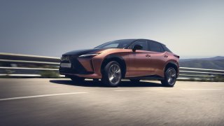 Lexus vyvinul extrémně rychlý pohon 4x4. Umí redukovat náklon karoserie a neomezeně rozdělovat výkon