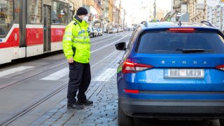 Komentář: Potyčka Železného se strážníky kvůli parkování je ostuda. Zveřejnit ji ale neměli