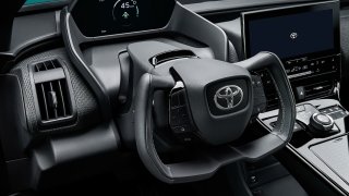 Toyota už má konečně svůj elektromobil. Do výbavy dostal unikátní virtuální řízení