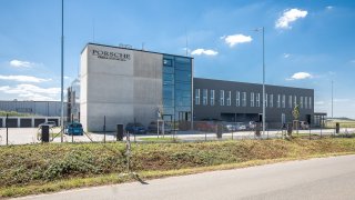 Porsche u Prahy vybudovalo školu za 156 milionů korun. Má natahovací učebny i nabíjecí stanice